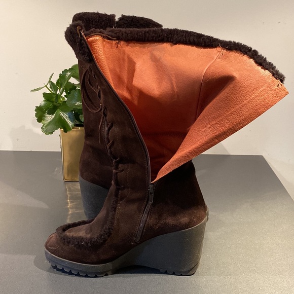 Suede and shearling wedge winter boots. - Picture 4 of 6